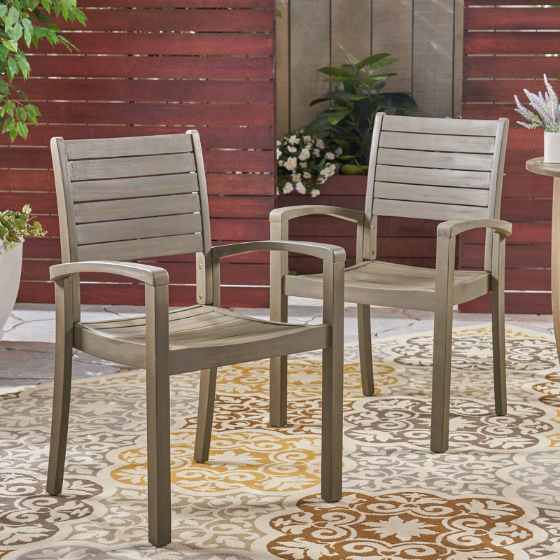 Mobilier de salle à manger de patio gris - Chaises en bois pour des repas confortables en plein air, créant un cadre élégant