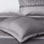 Édredon 7 pièces grand gris / taupe Rayé. Comprend un édredon, des taies décoratives, des coussins décoratifs et une jupe de lit. Literie facile à laver. Avec des coussins plissés. Comprend 2 3 1 lavable