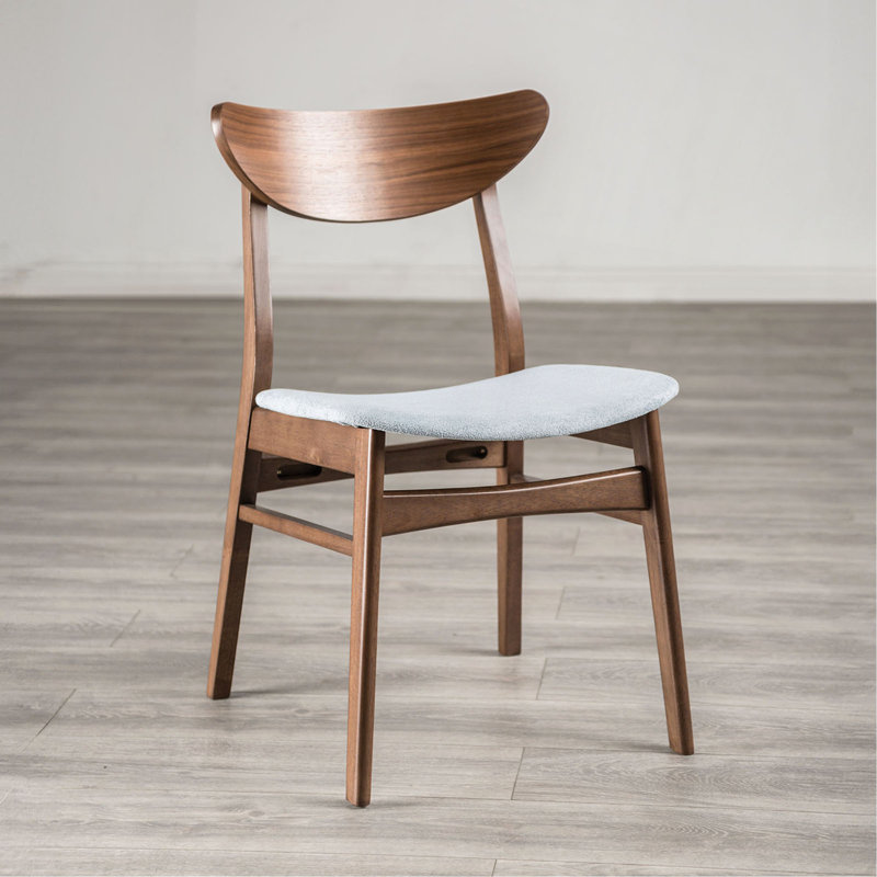Chaise d'appoint Mid-Century moderne avec pieds angulaires et siège rembourré à dossier courbé avec finition en noyer et gris clair
