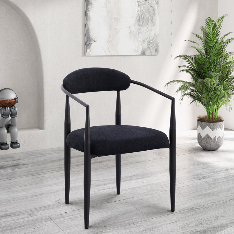 Paire de chaises de salle à manger de style Mid-Century moderne, revêtement, pieds en métal noir, design élégant de 2 chaises, look élégant en tissu