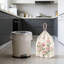 Petits sacs à ordures floraux parfumés à cordon 100 gallons 4 sacs anti-fuites pour salle de bain, bureau, chambre à coucher, cuisine et voiture