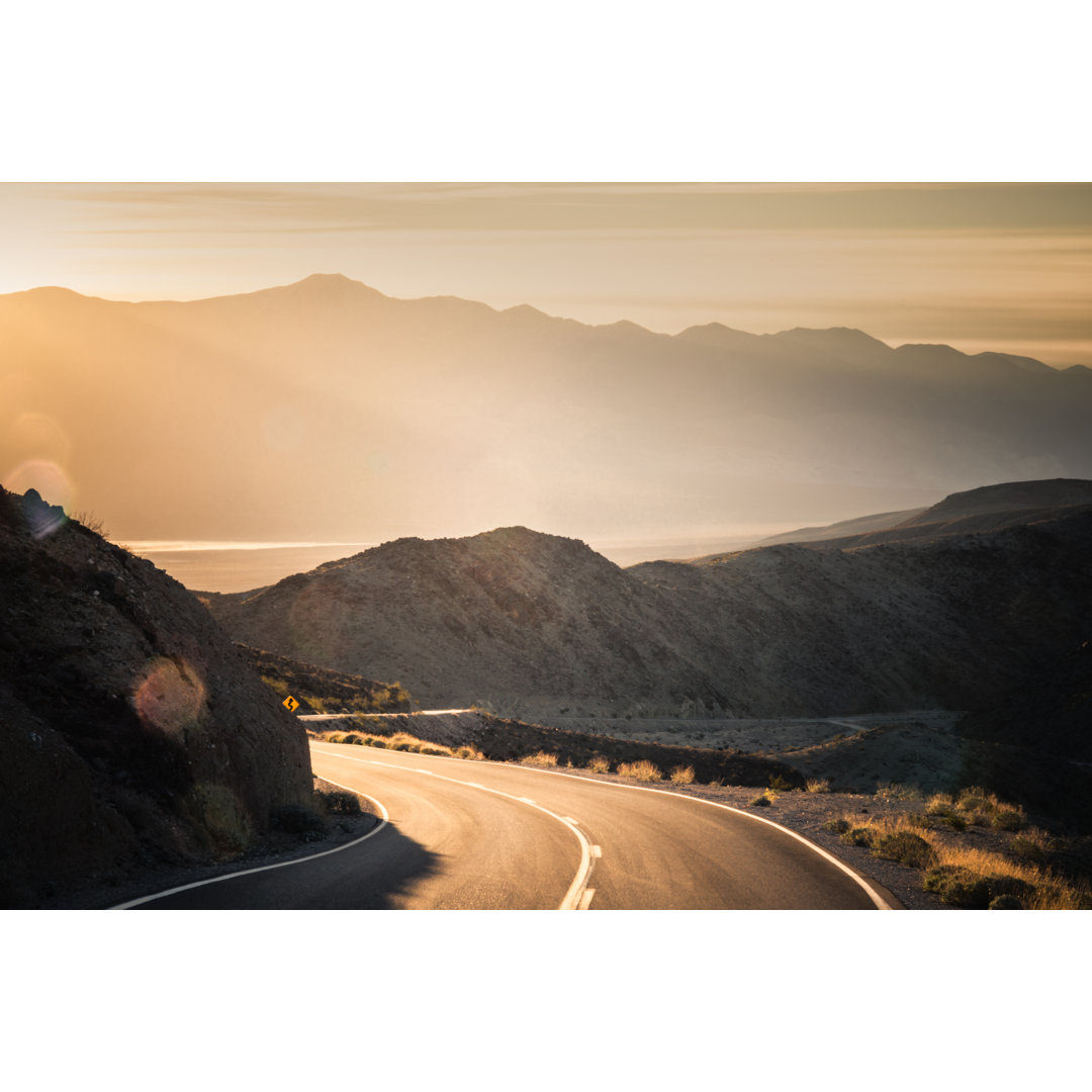 Highway At Sunrise von Wildroze - Druck ohne Rahmen auf Leinwand