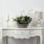 Arrangement floral d'orchidées dans un vase décoratif