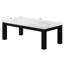 Table basse contemporaine en faux marbre blanc et tables de bout noires contemporaines: style