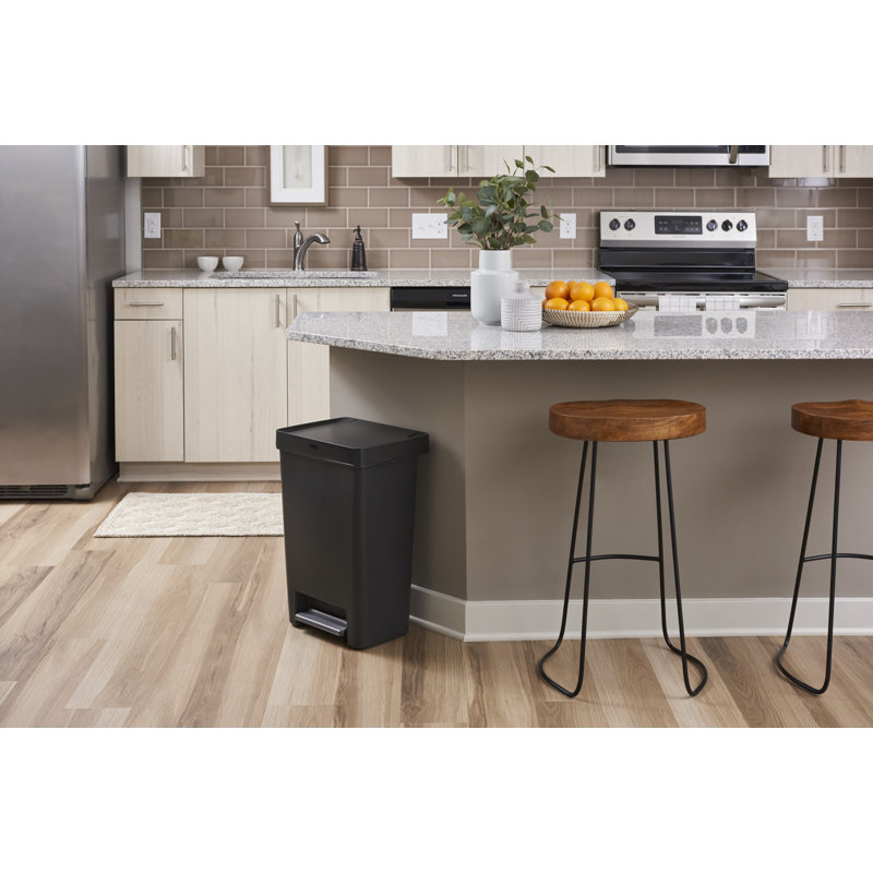 Rubbermaid 12.4 Gallon Step On Trash Can