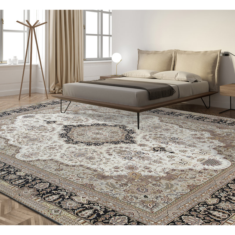 Oriental Area Rug in Ivory/Black