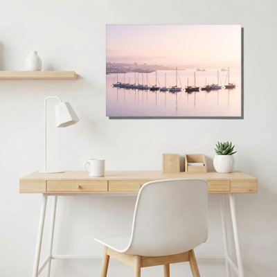 Voiliers en rose, ville portuaire brumeuse