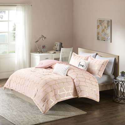 Édredon contemporain de couleur rosée avec coussins de feuilles métalliques et décorations décoratives dorées