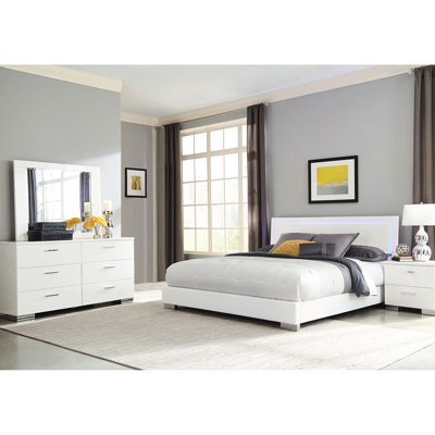 Grand lit 4 chambres, finition blanche ultrabrillante, base de lit en similicuir doux, accents de bois contemporain, pieds, éclairage à DEL bleu dans la tête de lit