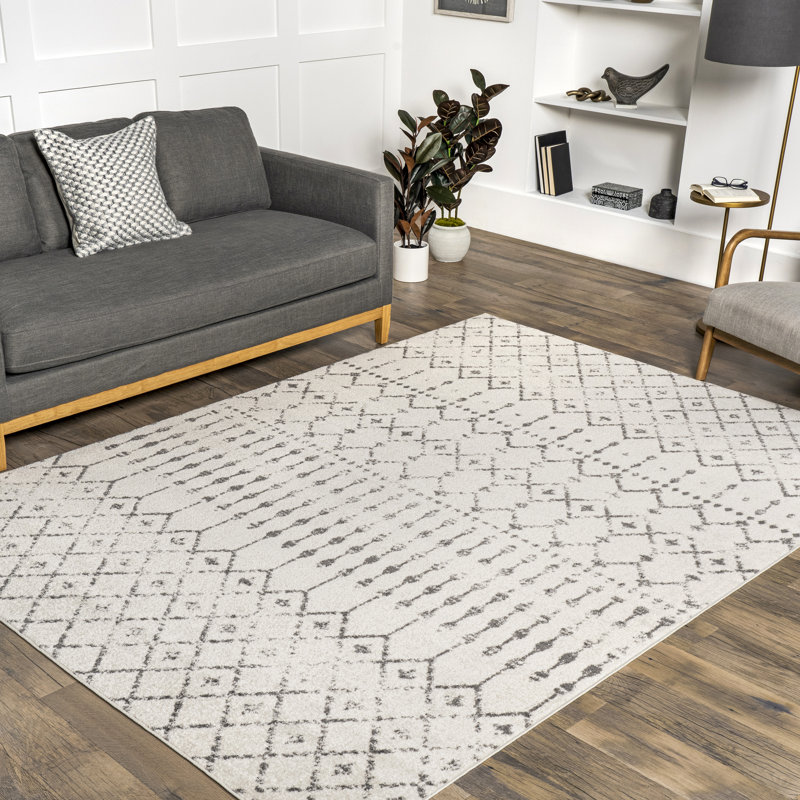 Giannini Geometric Moroccan Area Rug in Gray/ Off White, Rectangle 5' x 7'5"