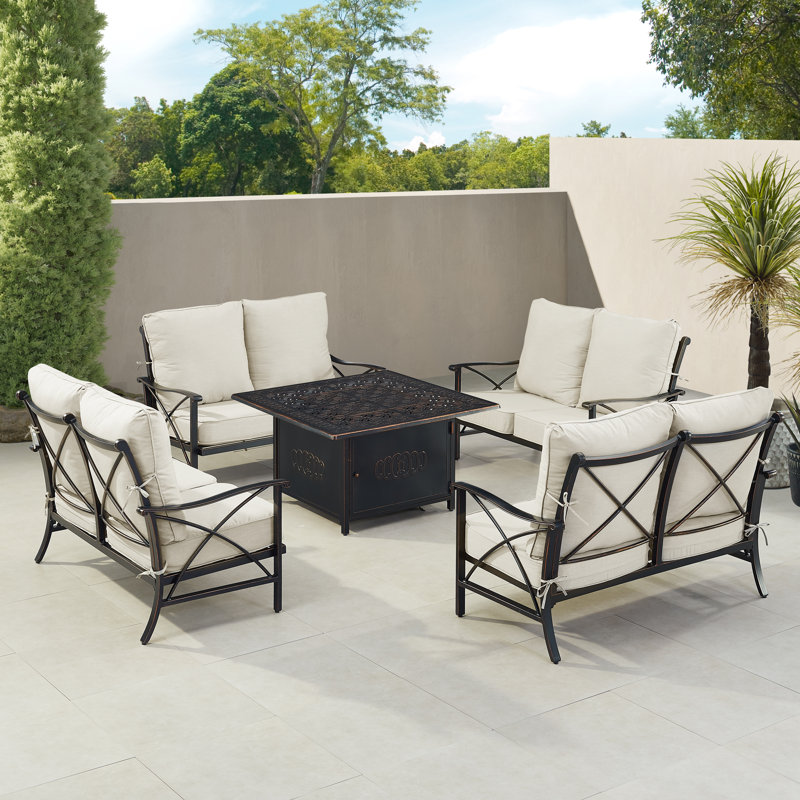 Ensemble de table de foyer en aluminium noir avec quatre causeuses profondes