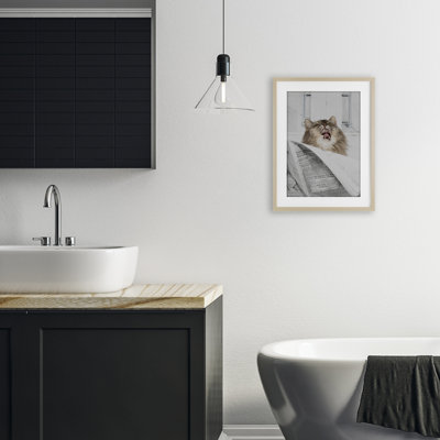 «Reading Cat Bathroom Humor», reproduction sous verre encadrée, design par Jesse Keith