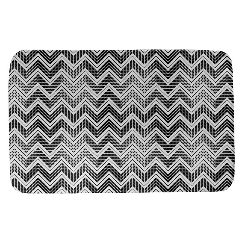 Tapis pour salle de bain à motif à chevrons à la main Stephenie, l 17 po x L 24 po, Noir / Ivoire