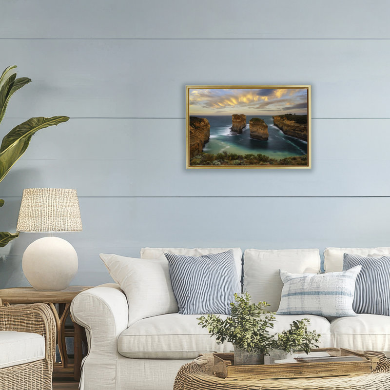 Cadre flottant Loch Ard Gorge Landscape, design par Lincoln Harrison, H 17 po x l 25 po, Cadre flottant métallique doré