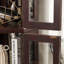 Vitrine lumineuse avec 6 tablettes, peu encombrante, construction, détails raffinés, verre doux cerise de qualité musée, dossier en miroir, 4 outils de configuration,