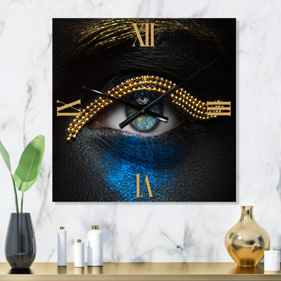 Horloge murale femme avec une chaîne et un pigment