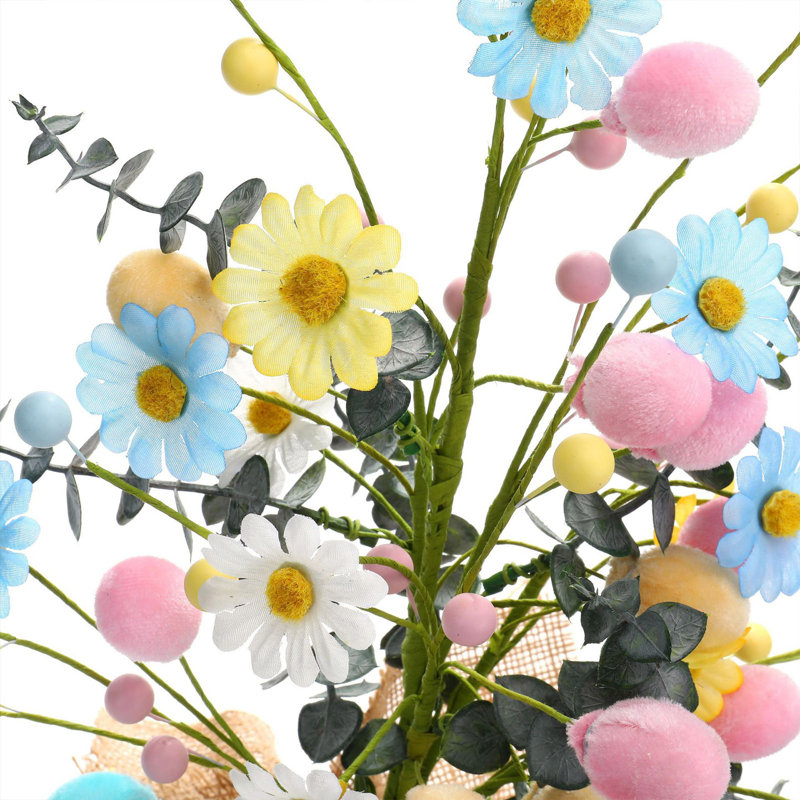 Oeufs de Pâques, plantes en pot, décorations des Fêtes