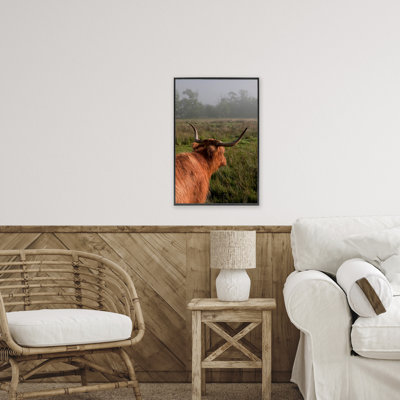 «Highland Cow Gazing Out», estampe numérique, conception par Jenny Rainbow Fine Art