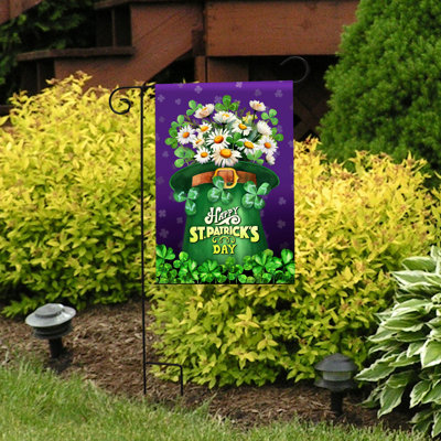 St. Pat's Hat With Daisies Garden Flag