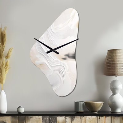 Grande horloge murale blanche ondulée blanche et dorée - forme unique