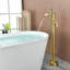 Robinet de baignoire autoportant à fixation au sol avec douche à main-128509622