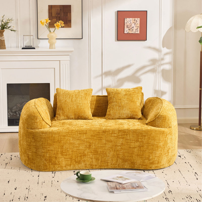 Canapé jaune compressé pour deux personnes. Il a des accoudoirs des deux côtés, est livré avec deux coussins, convient aux petits appartements et peut être placé dans le salon ou la chambre à coucher.