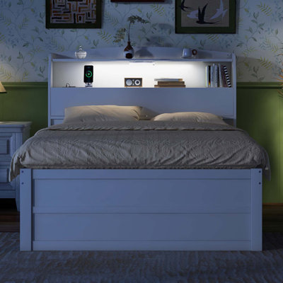 Lit plateforme innovant en bois avec plusieurs options de rangement pour une chambre à coucher soignée