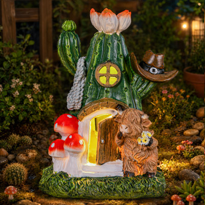 Solar Powered Cute Highland Cow Outdoor Garden Statue Waterproof Resin Figurine Yard Lawn Patio Ornament Perfect Mother’s Day Housewarming Gift for Mom Grandma Women