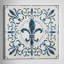 Décoration murale médaillon carré blanc en relief Fleur De Lis