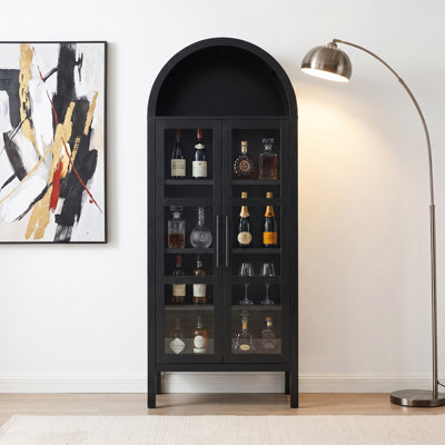 Vitrine de rangement cintrée de 183 cm de haut, avec porte vitrée, dessus ouvert et étagères réglables.