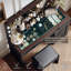 Coiffeuse de maquillage avec lumières en 3 couleurs et miroir ouvert, bureau de coiffeuse avec 3 tiroirs et 1 armoire et tablettes, commode de coiffeuse en rotin, pour chambre à coucher