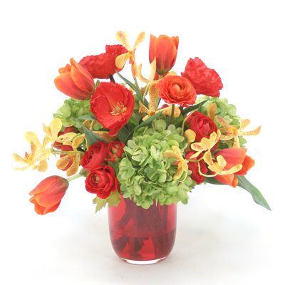 Bouquet de fleurs mélangés dans un vase en verre