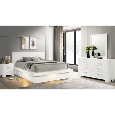 4 très grandes chambres à coucher de style oriental en blanc avec une esthétique moderne, un éclairage intégré et une finition en placages de frêne pour une retraite élégante, des poignées de bar et une table de chevet spacieuse