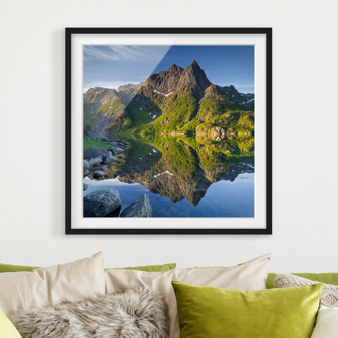 Gerahmtes Poster Berglandschaft mit Wasserspiegelung in Norwegen