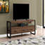 Meuble télé moderne avec tiroirs de rangement, structure en métal et tablettes ouvertes pour le salon ou la chambre à coucher-235757703