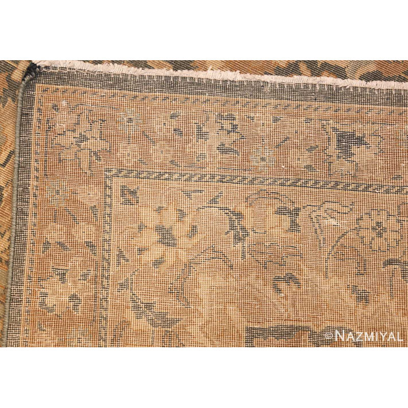 Grand tapis indien antique gris doux sur fond bleu