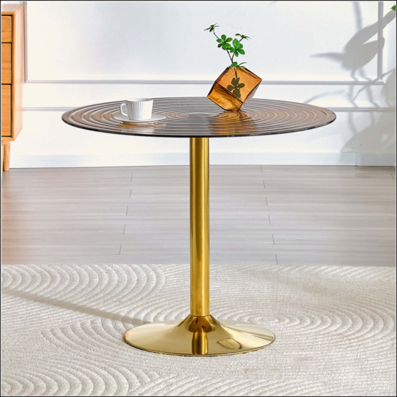 table ronde en verre brun clair de luxe clair. Pilier en métal doré. Négociation, table basse de maison, table de salle à manger. Convient aux petits espaces repas de 2 à 4 personnes.