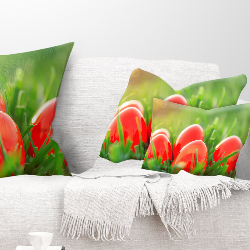 Oeufs de Pâques rouges dans l'herbe verte - coussin à imprimé paysage, 12 po x 20 po, Coussin lombaire