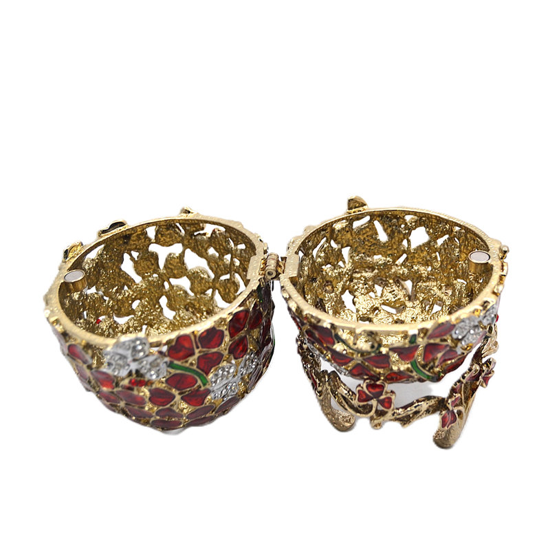 Boîte à bibelots œuf floral sur pied. Fabriqué à la main avec beaucoup de détails