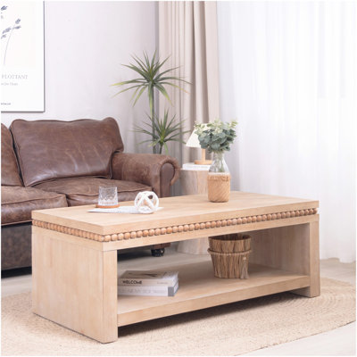 Table basse moderne en bois avec bordure perlée - Table basse rectangulaire de 47 po avec tablette de rangement ouverte, finition naturelle claire - Mobilier de salon de style campagne et bord de mer