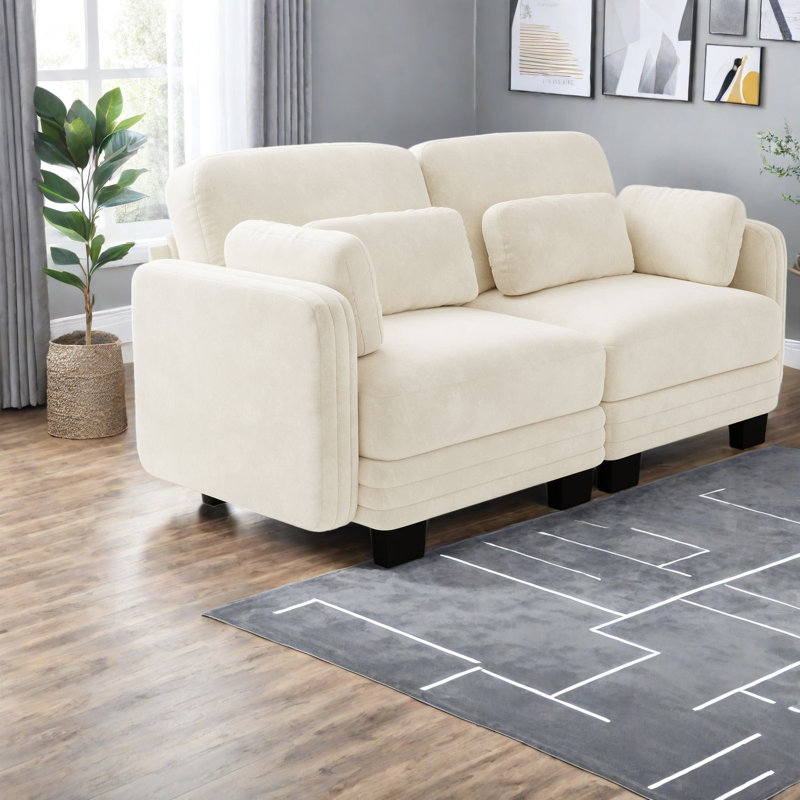 Canapé d'angle moderne à deux places en chenille beige, idéal pour les petits espaces.