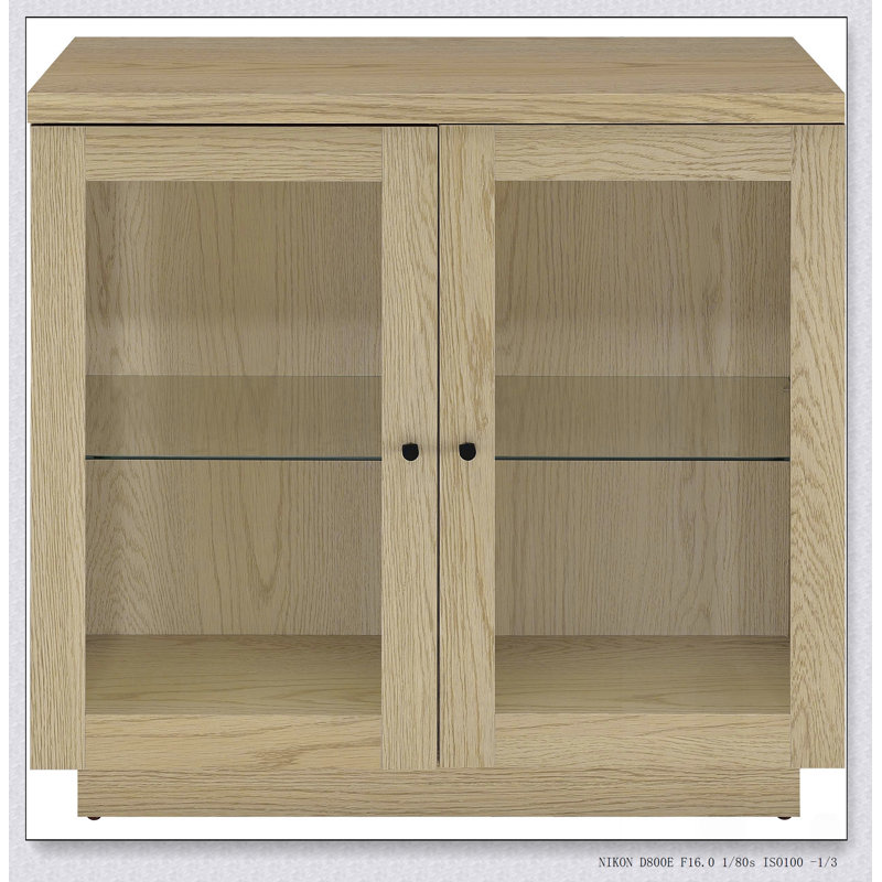 Vitrine à 2 portes en chêne clair Metro avec portes en verre encadrées et deux zones de rangement pour une organisation élégante.