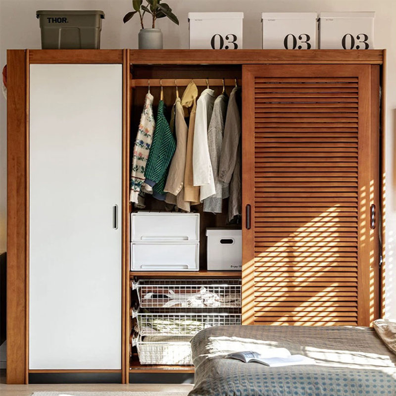 Une garde-robe simple et rétro en bois