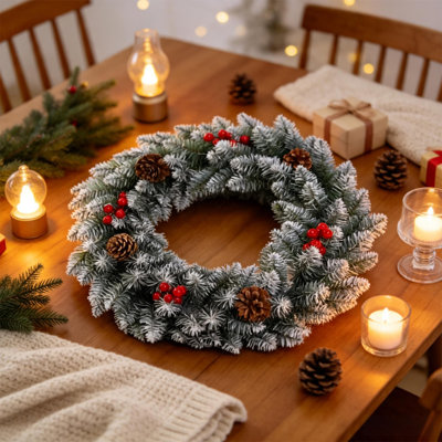 Couronne de Noël artificielle floquée, 30 cm, en pin enneigé avec baies rouges et pommes de pin, décoration murale ou de porte d'entrée pour les fêtes d'hiver, idéale pour l'intérieur et l'extérieur.