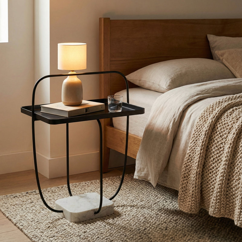 Table d'appoint de plateau avec structure en métal noir et base en marbre
