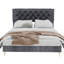 Grand lit tapissier en velours rehaussant la chambre principale avec une touche luxueuse et paisible-98187797-98187796