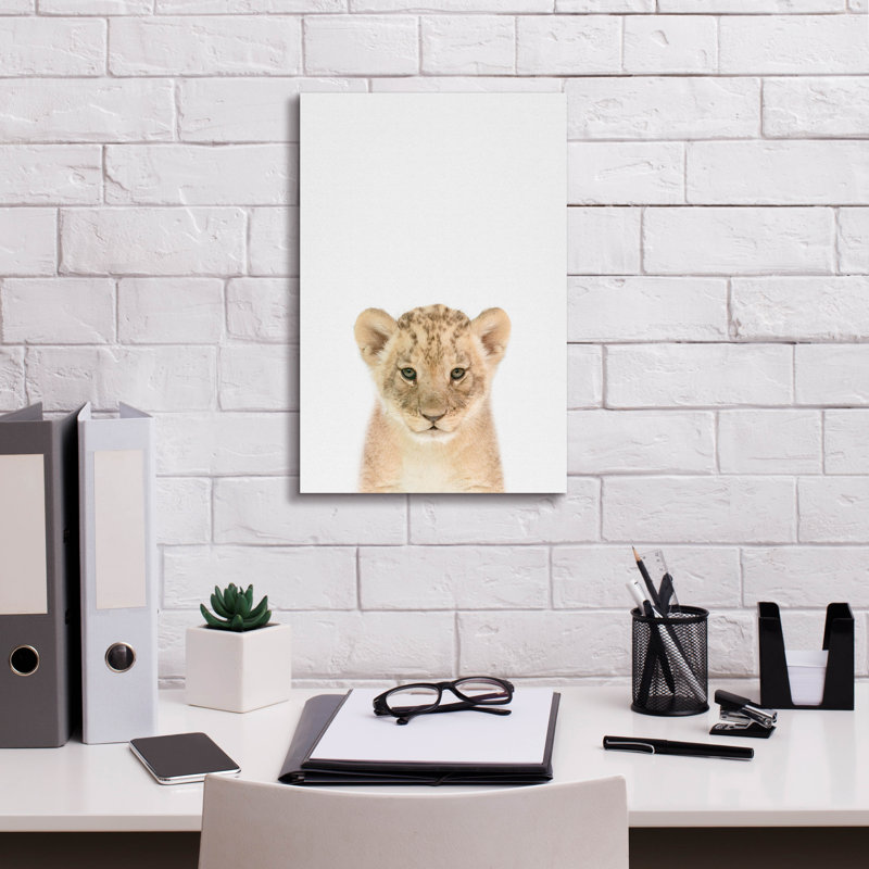 «Baby Lion» par Tai Prints, art mural sur toile, H 18 po x l 12 po x P 0,75 po