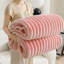 Jeté à rayures 3D ultra doux Snooztex pour canapé-lit, douillette douillette en peluche moelleuse pour la décoration de la chambre à coucher, cadeaux chauds et légers pour la fête d'anniversaire (rose, grand)-126662646-126662648