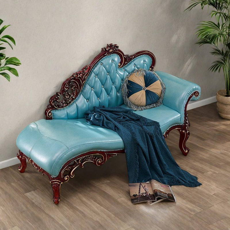 Élégante chaise sculptée en bois massif, Orienté à droite
