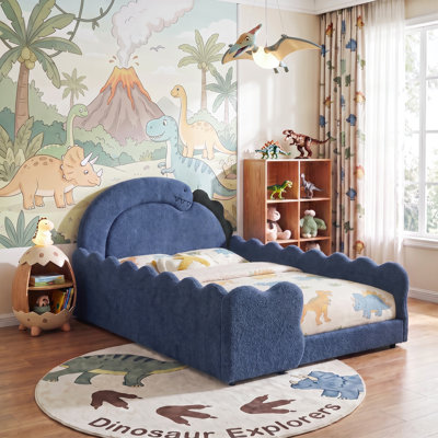 Lit d'enfant en forme de dinosaure, recouvert de tissu bouclé, avec barrières de sécurité et sommier à lattes en bois massif.